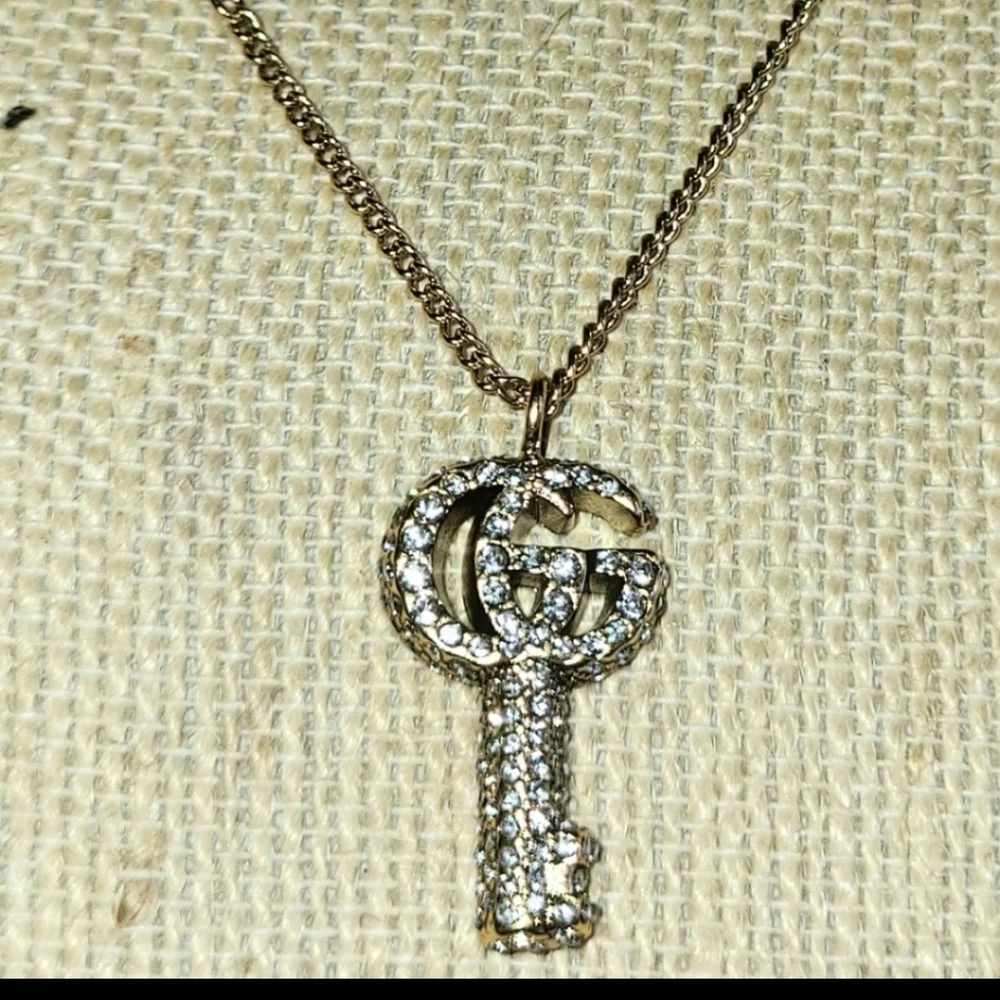 STUNNING LUXURY ๐ GUCCI KEY NECKLACE ๐ IN 14K GOLD PLATED - Picture 5 of 6